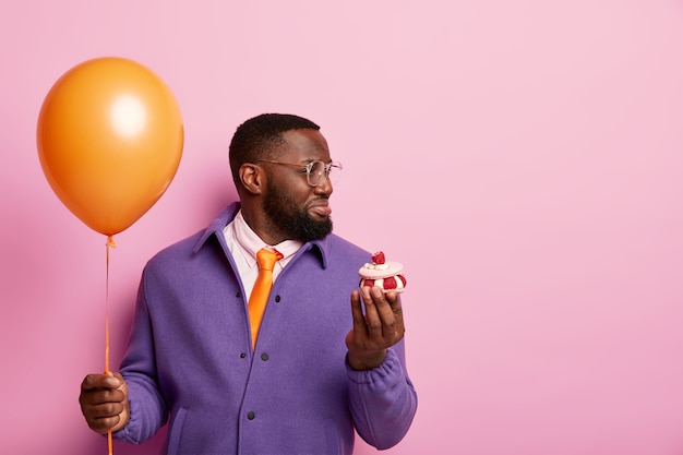 Un Homme Noir Malheureux Avec Une Barbe Fatiguee De La Preparation De La Fete Tient Un