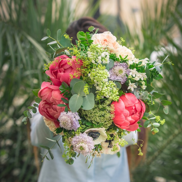 Un Homme Offrant Un Bouquet De Fleurs Dété Colorées