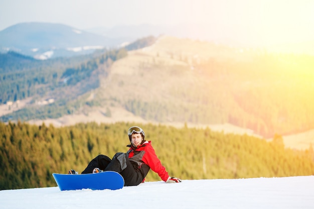 Homme pensionnaire sur son snowboard au winer resort Photo Premium