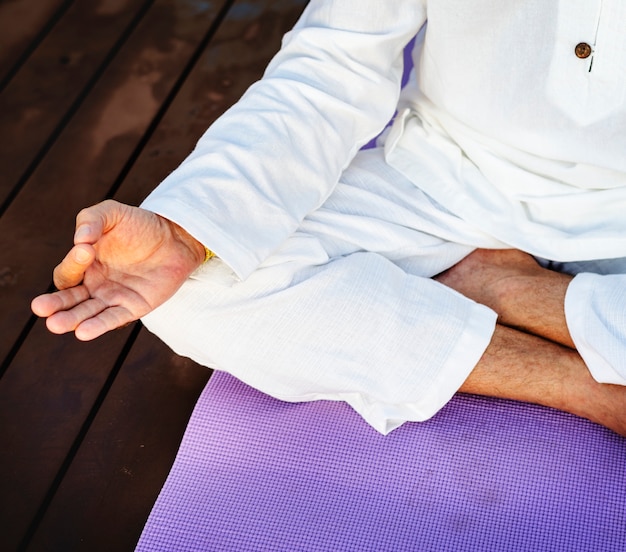 Homme pratiquant le yoga Photo gratuit