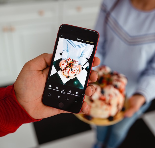 L Homme Prend Une Photo De Gateau Sur Le Telephone Photo Gratuite