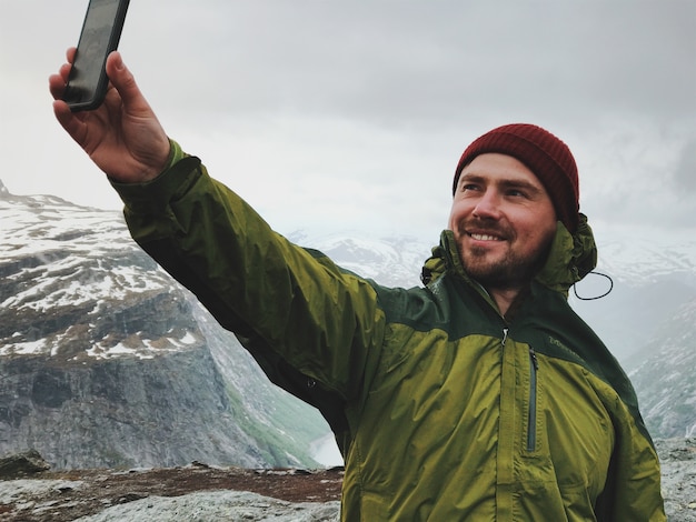 L homme  Prend Un Selfie Au Front De La  Montagne  Photo 