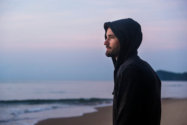 Homme Qui Marche Dans La Solitude A La Plage Photo Premium