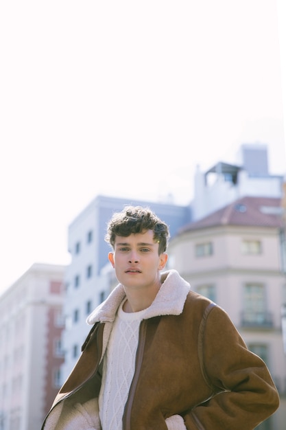 Homme regardant la caméra en ville Photo gratuit