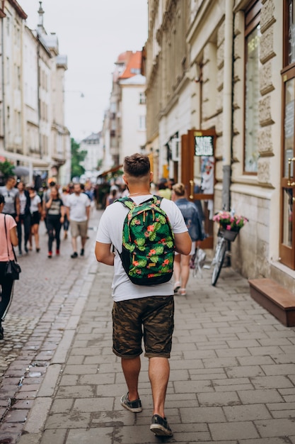 Un Homme Avec Un Sac à Dos Lors D'une Visite De La Ville ...