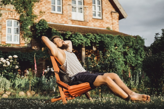 Un Homme Se Repose Dans Une Maison De Campagne Un Homme Barbu Appr Cie