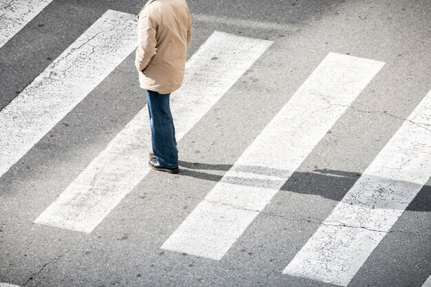 Homme seul sur un passage pour piétons Photo Premium