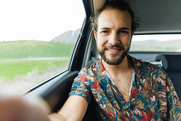  Homme  Souriant Prenant Selfie  En Voiture Photo Gratuite