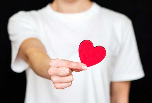 L Homme Tient Le Coeur Rouge Dans Ses Mains Photo Premium