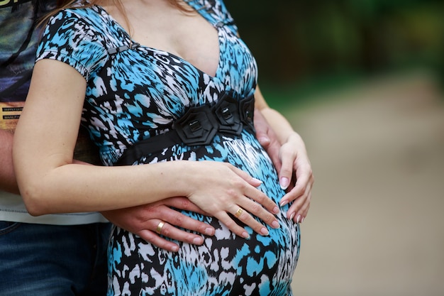 Homme Touche Le Ventre De La Femme Enceinte A L Exterieur Deux Mains Sur Le Ventre