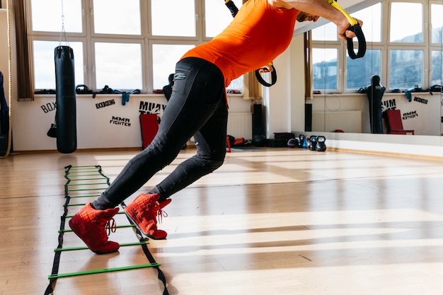 Homme travaillant dans la salle de gym Photo gratuit