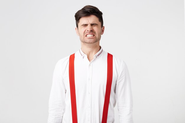 Un Homme V Tu D Une Chemise Blanche Et De Bretelles Rouges Bousille