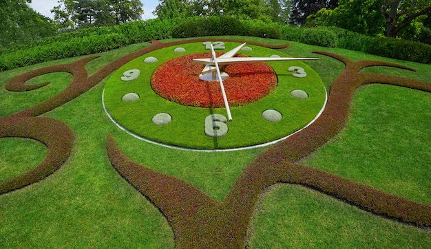 Horloge Fleurie Dans Le Jardin Genevois Au Bord Du Lac Leman Photo Premium