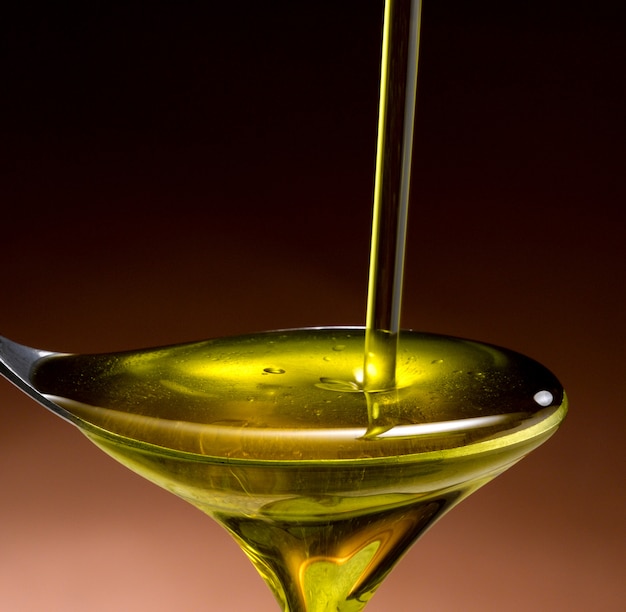 L'huile D'olive Versée Dans Une Cuillère Sous Toutes Ses ...