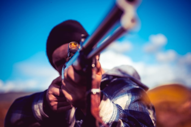 Hunter Visant Le Fusil En Forêt Chasseur Avec Fusil De Chasse à La