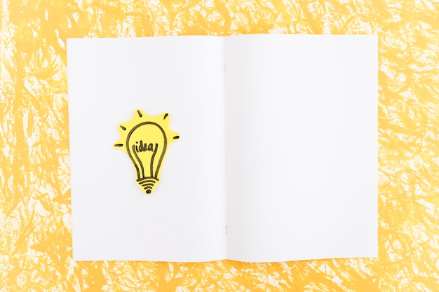 Idee Lumineuse Ampoule Dessinee Sur Une Page Blanche Sur Fond Jaune Photo Gratuite