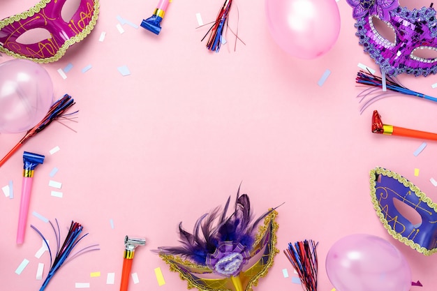 Image aérienne vue de dessus de table de la belle saison de carnaval coloré. Photo Premium