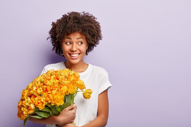 Image D Une Femme Joyeux Anniversaire Celebre Une Journee Speciale Obtient Un Gros Bouquet De Fleurs