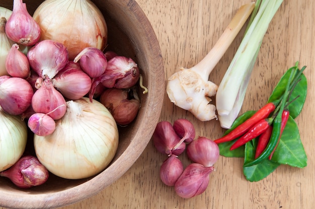 Ingrédient alimentaire asiatique chaud et épicé avec des oignons dans un bol en bois, plat, vue de dessus Photo gratuit