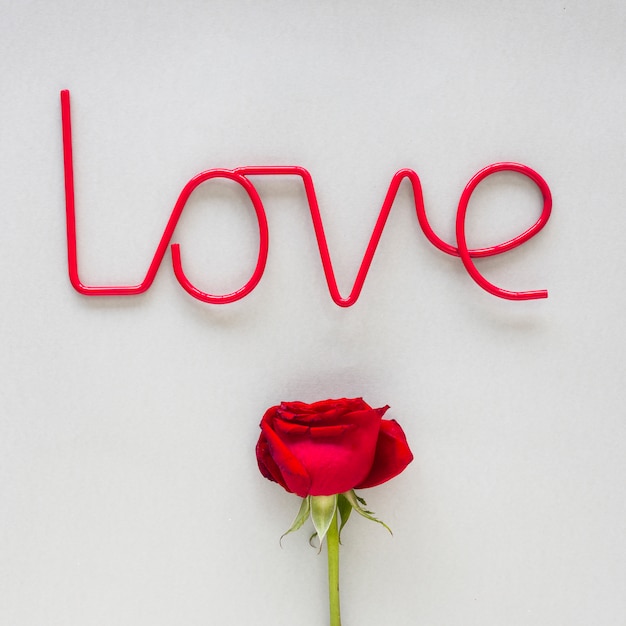 Inscription D Amour Avec Une Rose Rouge Sur La Table Photo Gratuite