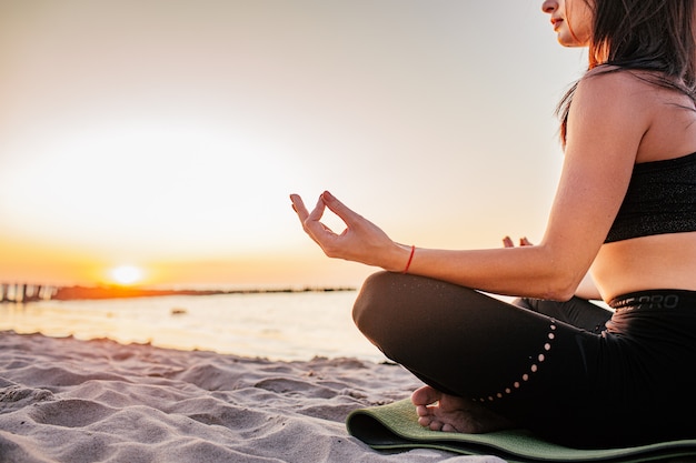 Insouciante Femme Calme Meditant Dans La Nature Trouver La Paix Interieure Pratique Du Yoga Mode De