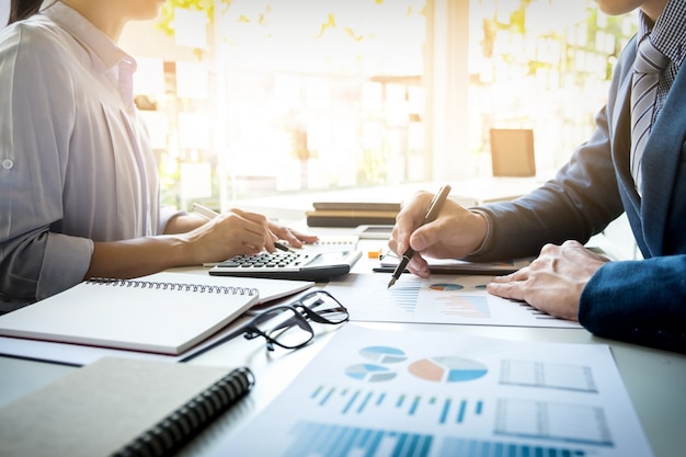 L'inspecteur financier et le secrétaire d'entreprise font rapport, calculent ou vérifient l'équilibre. document de vérification de l'inspecteur du service de recettes internes. concept d'audit Photo gratuit