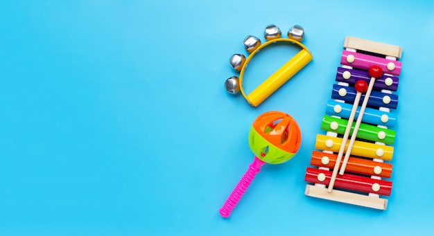 Instrument De Musique De Cloches A Main Pour Sonner Avec Xylophone Colore Et Hochet Bebe Sur Fond Bleu Photo Premium