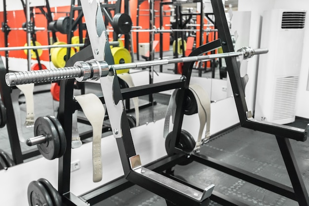 Intérieur de la salle de sport avec équipement Photo Premium