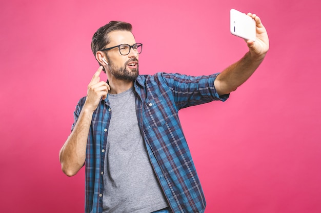 J adore Le Selfie  Beau  Jeune Homme  En Chemise Tenant La 