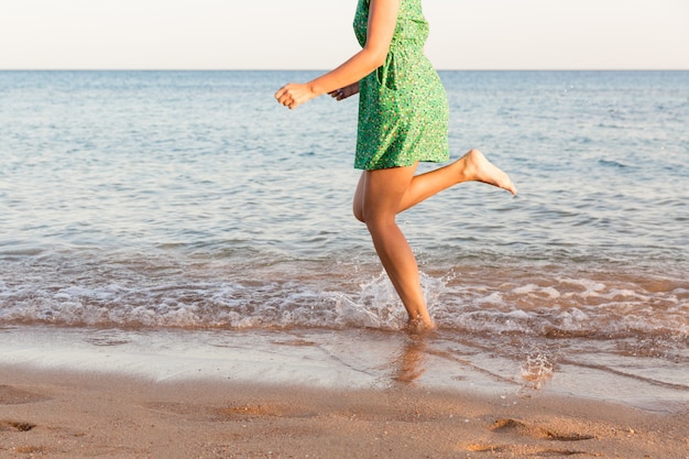 Jambe De Femme Qui Court Sur La Plage Avec De Leau