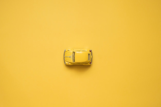 Jaune. voiture de jouet rétro sur jaune ... concept de voyage de l'été. taxi. vue de dessus. Photo Premium