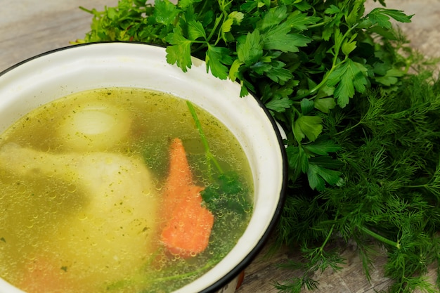 Je fais du bouillon de poulet Photo Premium