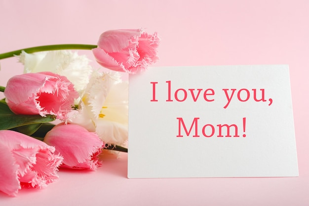 Je T Aime Maman Texte Sur Carte Cadeau En Bouquet De Fleurs Sur Fond Rose Carte