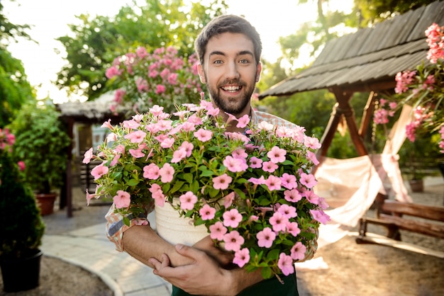 Jeune Beau Jardinier Gai Souriant, Tenant Un Gros Pot Avec ...