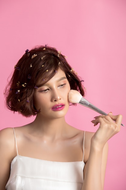 Jeune, belle, cheveux, asiatique, application, poudre cosmétique, pinceau Photo gratuit