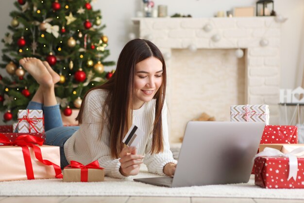 La Jeune Belle Femme Fait Des Emplettes Pour Noël Dans L ...