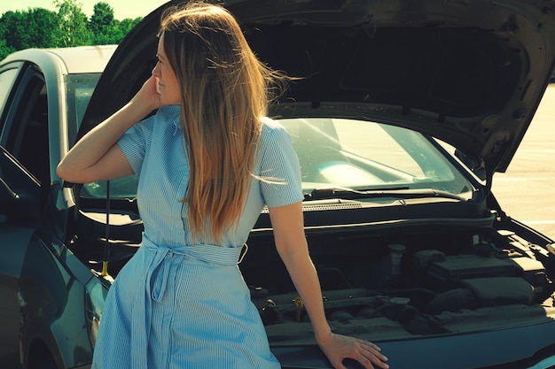 Jeune Et Belle Fille Pr S D Une Voiture Cass E Avec Un Capot Ouvert