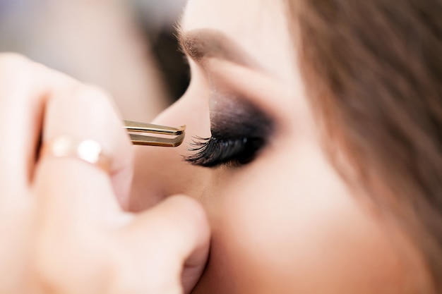 Jeune et belle fille se maquiller dans un salon de beauté Photo Premium