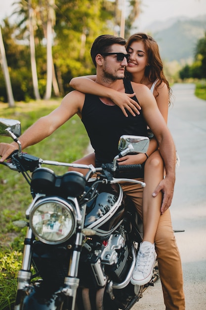 Jeune Couple Amoureux Faire De La Moto Photo Gratuite