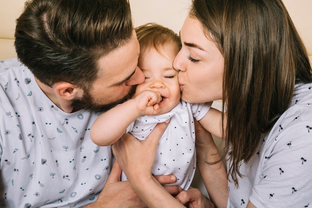 Jeune Couple Avec Bebe Le Matin Photo Gratuite