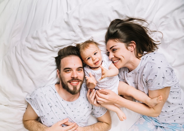 Jeune Couple Avec Bebe Le Matin Photo Gratuite