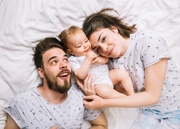 Jeune Couple Avec Bebe Le Matin Photo Gratuite