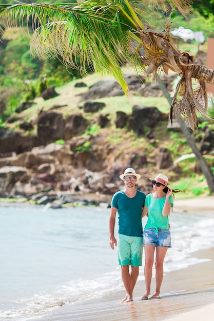 Jeune Couple Sur La Plage Blanche Pendant Les Vacances D'été. Famille Heureuse, Profitez De Leur Lune De Miel Photo Premium