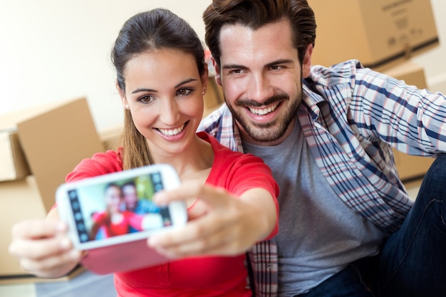 Jeune Couple Prenant Des Selfies Dans Leur Nouvelle Maison Télécharger Des Photos Gratuitement