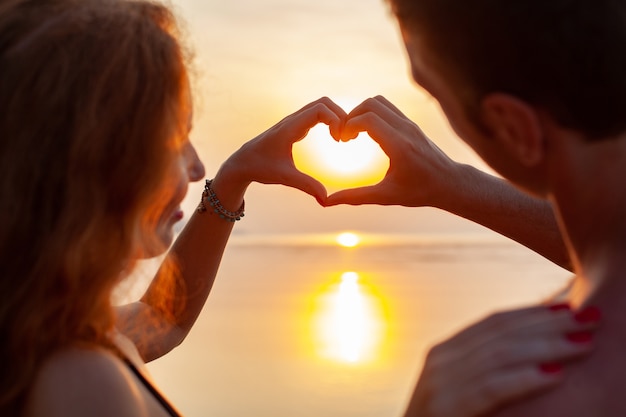 Jeune Couple Romantique Sexy Amoureux Heureux Sur La Plage D Ete Ensemble S Amusant Portant Des Maillots De Bain Montrant Le Signe Du Coeur Sur Le Sundet Photo Gratuite