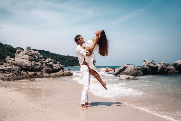 Jeune Couple Romantique En Vêtements Blancs Sembrasser Sur