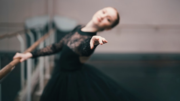Jeune danseuse de ballet classique pratiquant dans le studio de danse Photo gratuit
