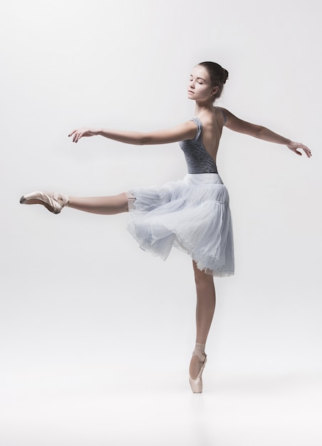 Jeune Danseuse Classique Danse Sur Blanc Photo Gratuite