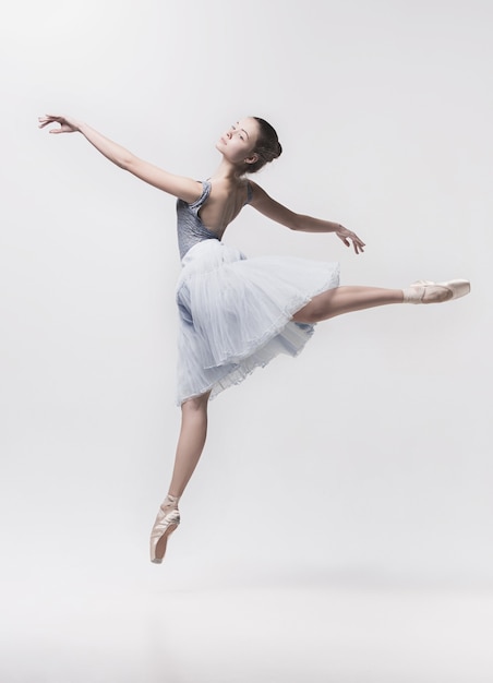 Jeune Danseuse Classique Isolee Sur Blanc Photo Gratuite