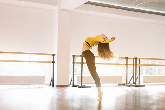 Jeune danseuse pratiquant dans le studio de danse Photo gratuit